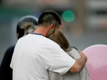 Un hombre muestra empatía con una mujer Un hombre muestra empatía con una mujer