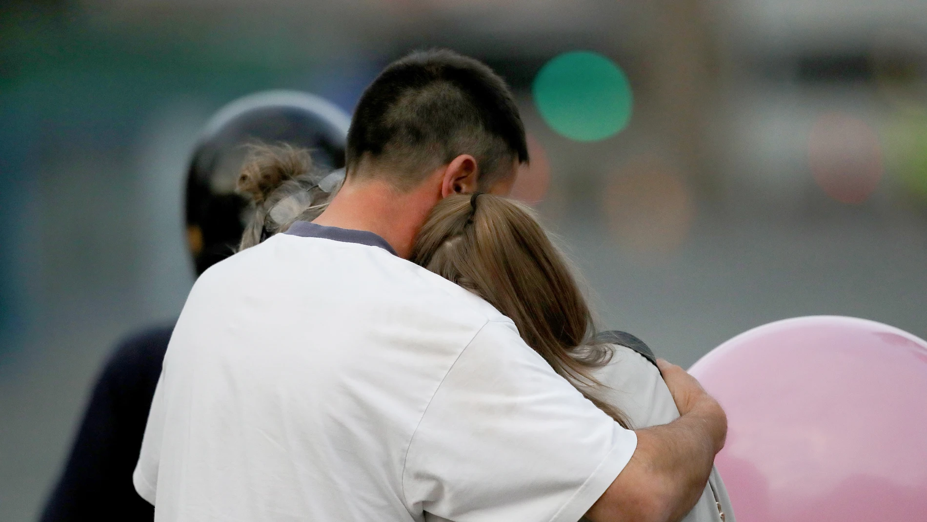 Un hombre muestra empatía con una mujer Un hombre muestra empatía con una mujer