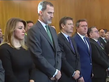 El Rey Felipe VI guarda un minuto de silencio en homenaje a Gabriel Cruz El Rey Felipe VI guarda un minuto de silencio en homenaje a Gabriel Cruz