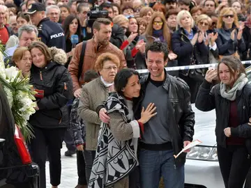 Los padres de Gabriel tras finalizar el funeral de su hijo Los padres de Gabriel tras finalizar el funeral de su hijo