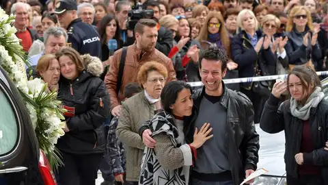 Los padres de Gabriel tras finalizar el funeral de su hijo Los padres de Gabriel tras finalizar el funeral de su hijo