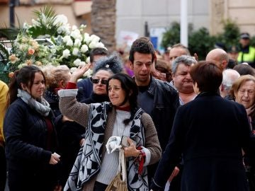 Los padres de Gabriel Cruz acompañan el féretro en la Catedral de Almería