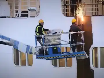 Un crucero ha sido cortado a la mitad para poder ampliarlo Un crucero ha sido cortado a la mitad para poder ampliarlo