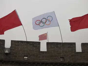 La bandera olímpica ondea en la Gran Muralla en Pekín La bandera olímpica ondea en la Gran Muralla en Pekín