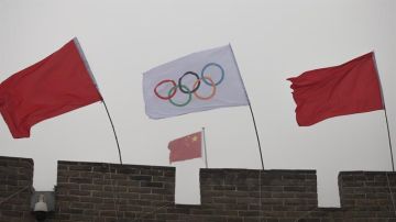 La bandera olímpica ondea en la Gran Muralla en Pekín