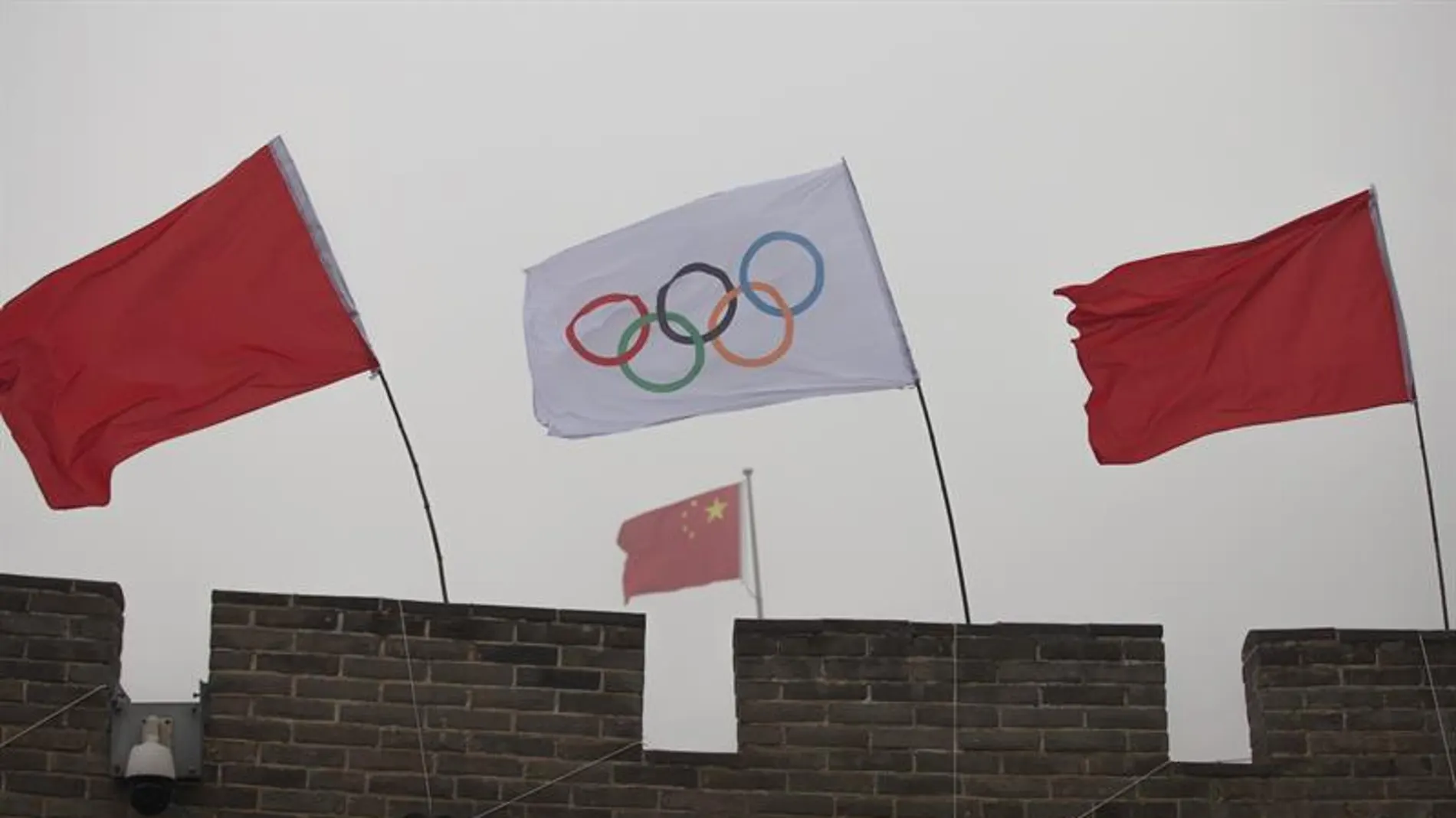 La bandera olímpica ondea en la Gran Muralla en Pekín La bandera olímpica ondea en la Gran Muralla en Pekín