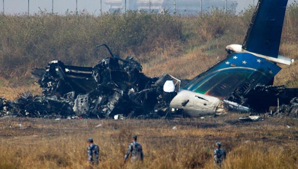 Encuentran la caja negra del avión siniestrado en Katmandú