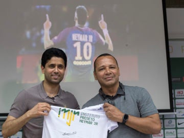 El padre de Neymar junto a Nasser Al Khelaifi, presidente del PSG