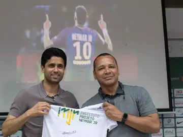 El padre de Neymar junto a Nasser Al Khelaifi, presidente del PSG El padre de Neymar junto a Nasser Al Khelaifi, presidente del PSG