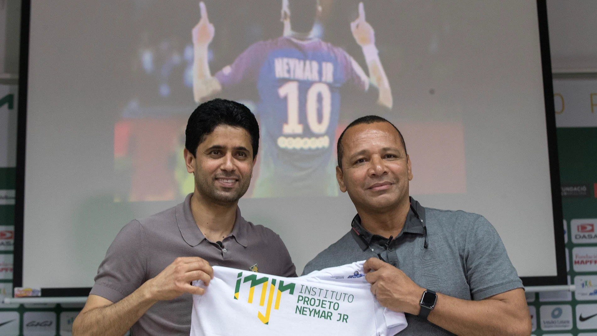 El padre de Neymar junto a Nasser Al Khelaifi, presidente del PSG El padre de Neymar junto a Nasser Al Khelaifi, presidente del PSG