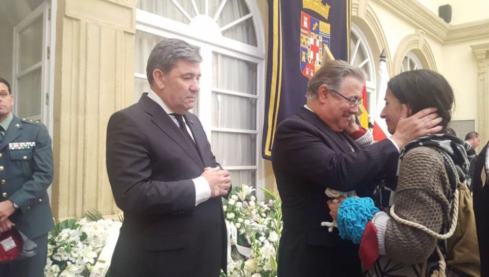 Juan Ignacio Zoido recibe de la manos de la madre de Gabriel la bufanda del pequeño