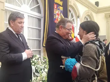 Juan Ignacio Zoido recibe de la manos de la madre de Gabriel la bufanda del pequeño Juan Ignacio Zoido recibe de la manos de la madre de Gabriel la bufanda del pequeño