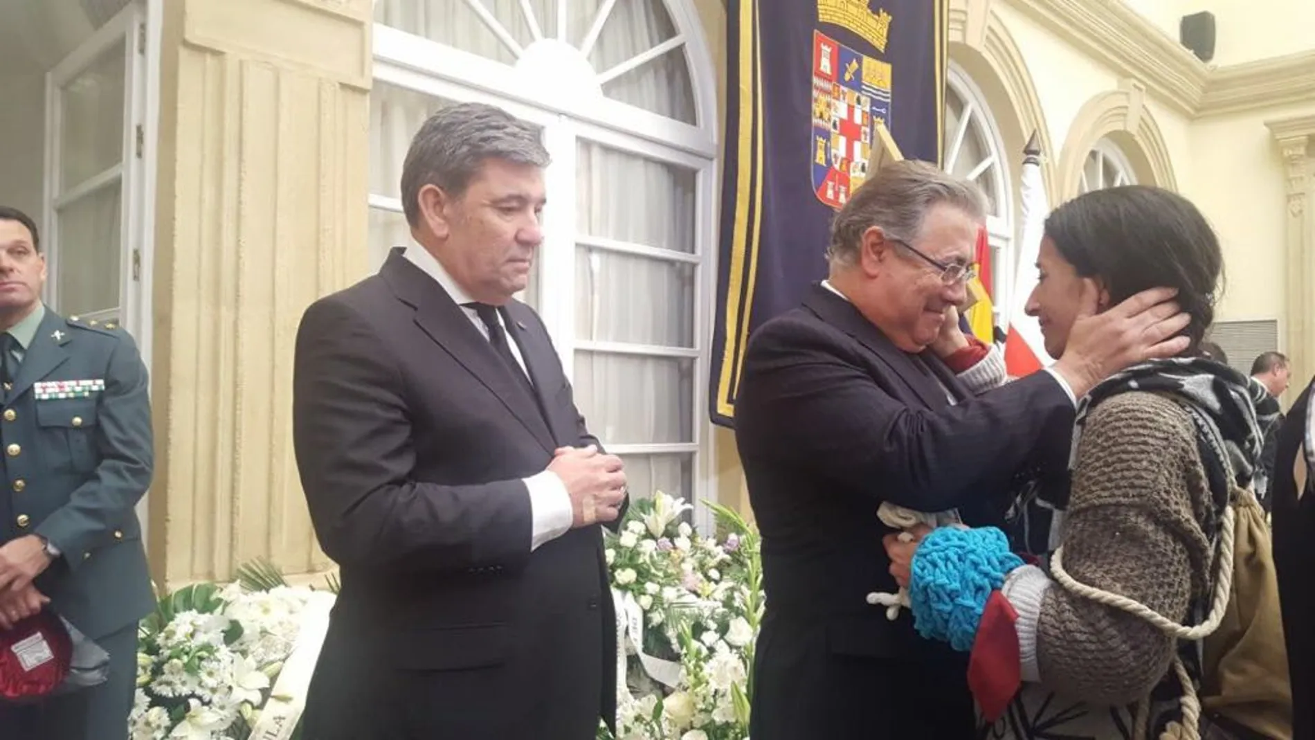 Juan Ignacio Zoido recibe de la manos de la madre de Gabriel la bufanda del pequeño Juan Ignacio Zoido recibe de la manos de la madre de Gabriel la bufanda del pequeño