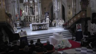 Aplausos y emoción en el traslado del féretro de Gabriel Cruz hacia la Catedral de Almería, que acoge este martes la misa funeral
