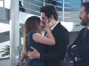 Efe se encuentra con un antiguo compañero de batallas y… ¡Novio de Montse! Efe se encuentra con un antiguo compañero de batallas y… ¡Novio de Montse!