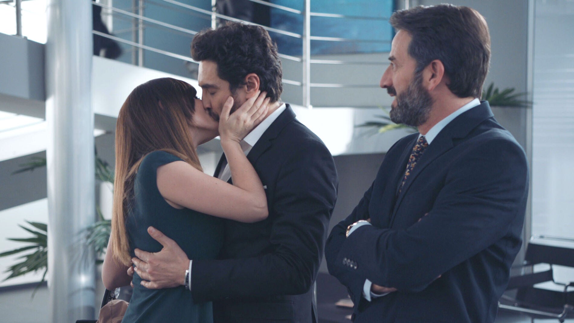 Efe se encuentra con un antiguo compa&ntilde;ero de batallas y&hellip; &iexcl;Novio de Montse! 