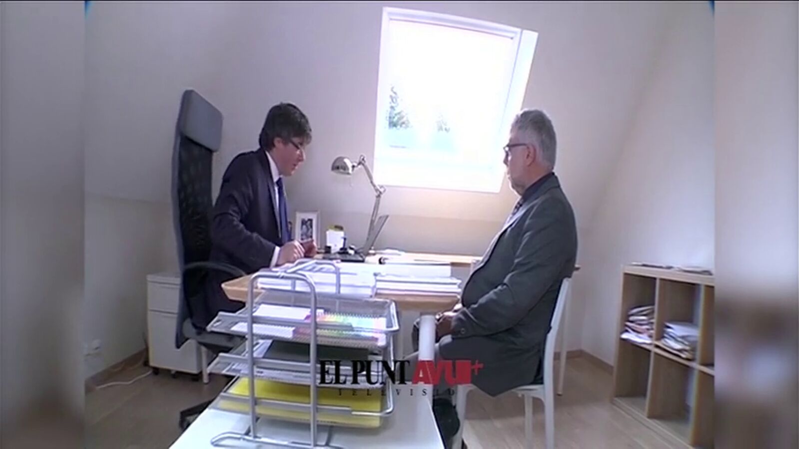 Puigdemont enseña el interior de su 