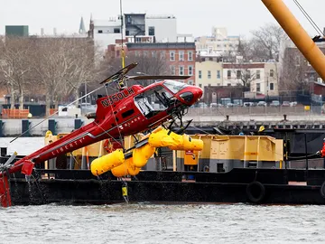 Recuperan el helicóptero accidentado en Nueva York Recuperan el helicóptero accidentado en Nueva York