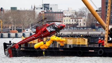 Recuperan el helicóptero accidentado en Nueva York