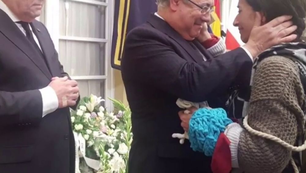 El ministro del Interior recibe la bufanda emocionado