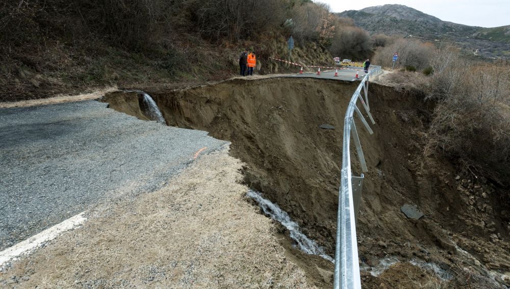 Las lluvias y el deshielo han provocado el derrumbe de un tramo de la carretera AV-901