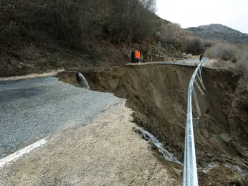 Las lluvias y el deshielo han provocado el derrumbe de un tramo de la carretera AV-901 Las lluvias y el deshielo han provocado el derrumbe de un tramo de la carretera AV-901