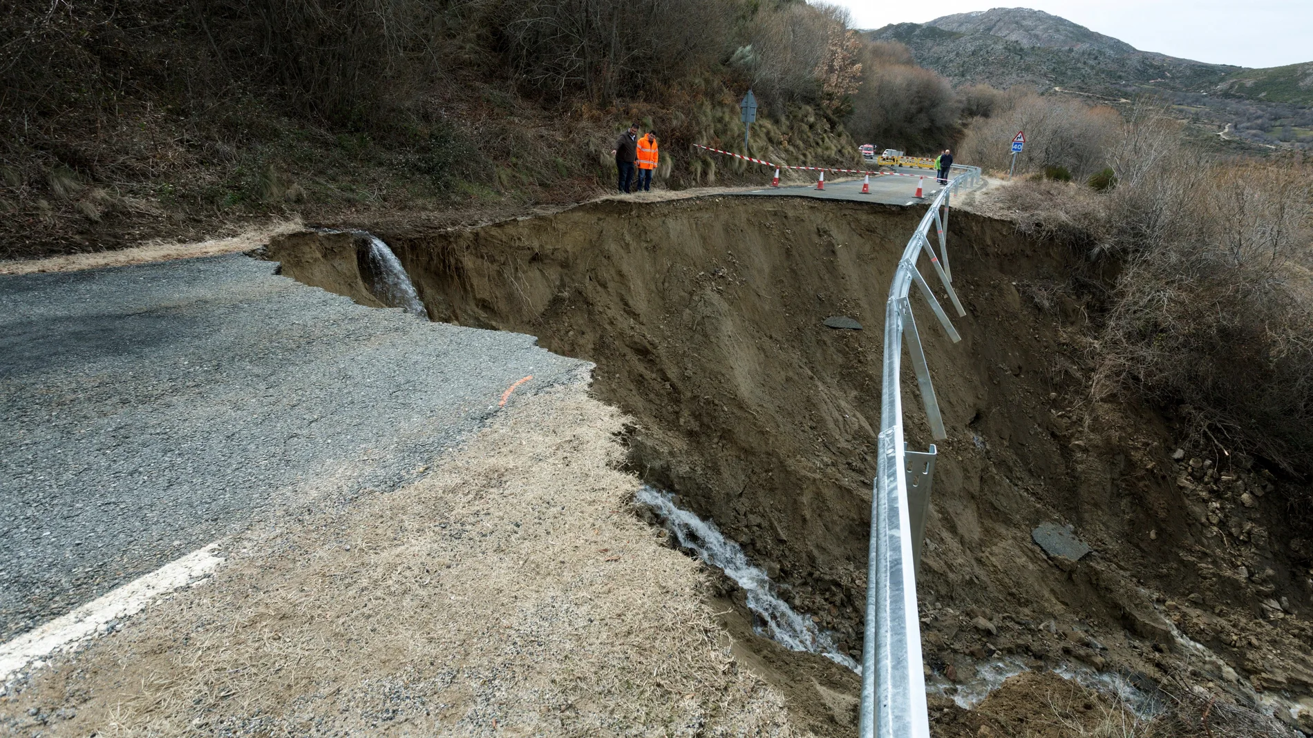 Las lluvias y el deshielo han provocado el derrumbe de un tramo de la carretera AV-901 Las lluvias y el deshielo han provocado el derrumbe de un tramo de la carretera AV-901