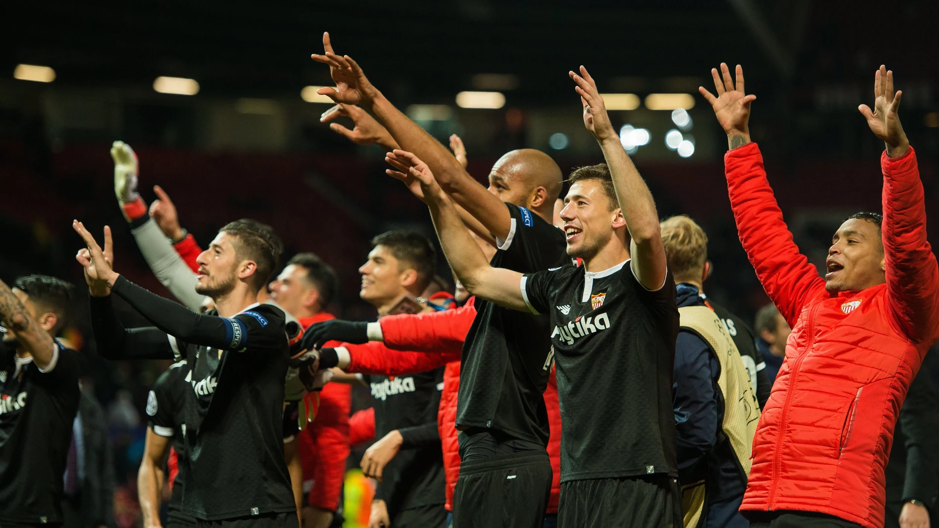 Los jugadores del Sevilla celebran eufóricos el pase en Old Trafford