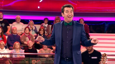  Arturo Valls, impresionado con el premio que le otorga una concursante 