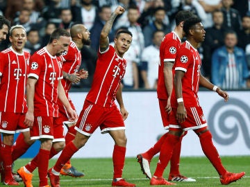 Thiago celebra con sus compañeros su gol ante el Besiktas