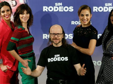 Santiago Segura con las protagonistas de 'Sin Rodeos'