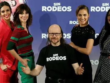 Santiago Segura con las protagonistas de 'Sin Rodeos' Santiago Segura con las protagonistas de 'Sin Rodeos'