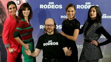 Santiago Segura con las protagonistas de 'Sin Rodeos'