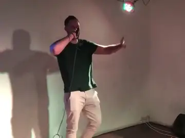El rapero Valtonyc, pendiente de entrar en prisión, realiza un concierto sorpresa en Barcelona: "No voy a pedir perdón" El rapero Valtonyc, pendiente de entrar en prisión, realiza un concierto sorpresa en Barcelona: "No voy a pedir perdón"