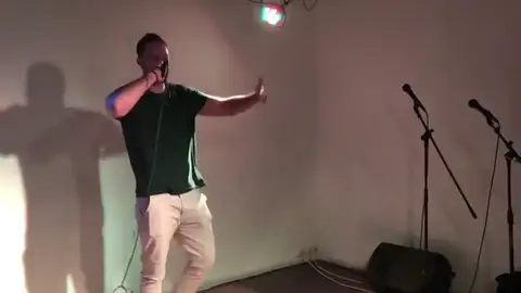 El rapero Valtonyc, pendiente de entrar en prisión, realiza un concierto sorpresa en Barcelona: "No voy a pedir perdón" El rapero Valtonyc, pendiente de entrar en prisión, realiza un concierto sorpresa en Barcelona: "No voy a pedir perdón"