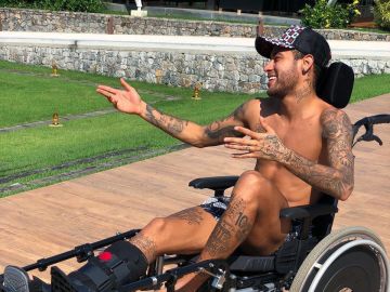Neymar, en silla de ruedas