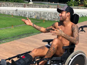 Neymar, en silla de ruedas Neymar, en silla de ruedas