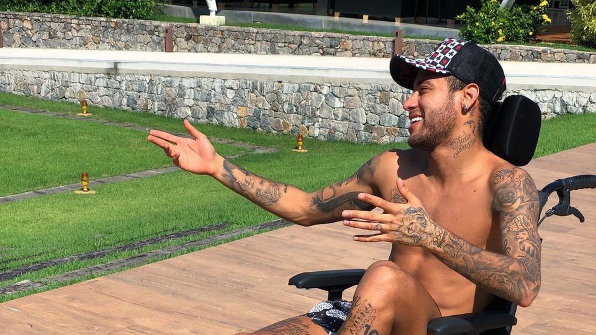 Neymar, en silla de ruedas Neymar, en silla de ruedas