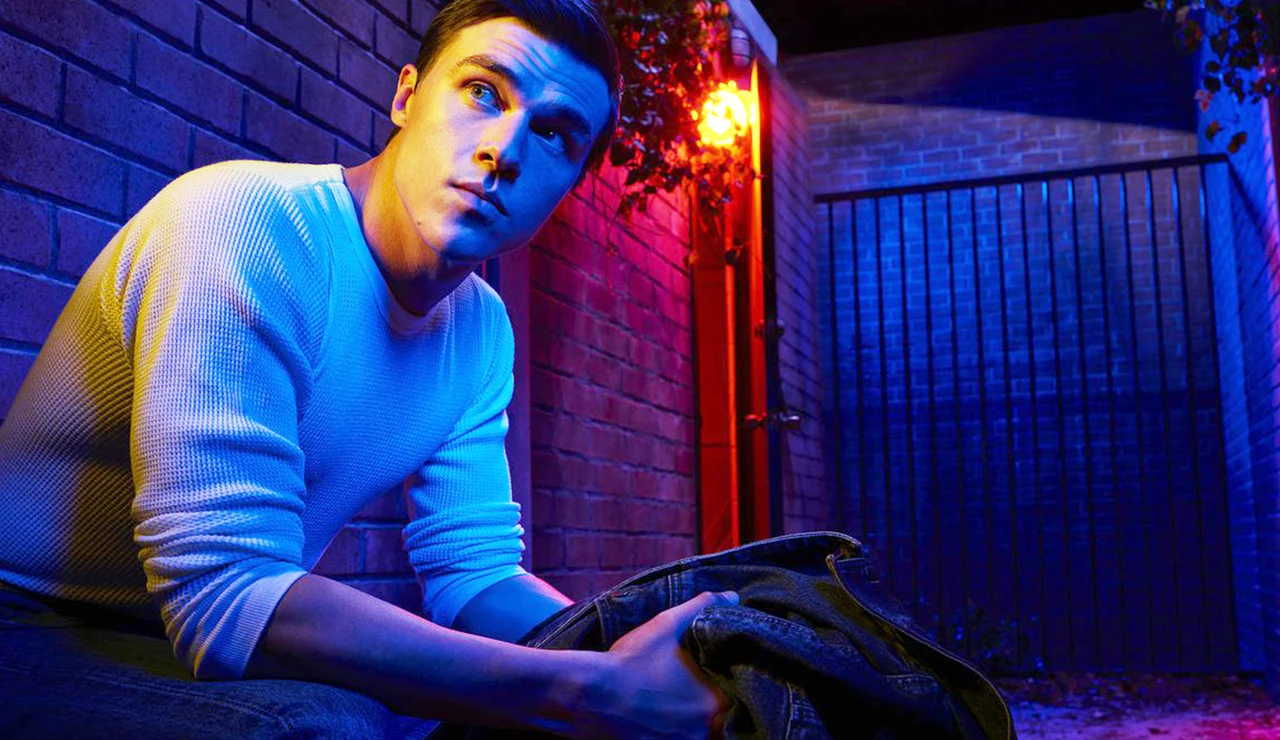 Finn Wittrock es Jeffrey Trail