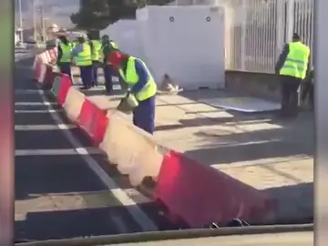 Más de 50 albañiles para una acera de apenas 200 metros Más de 50 albañiles para una acera de apenas 200 metros