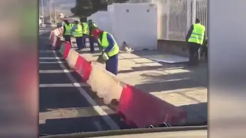 Más de 50 albañiles para una acera de apenas 200 metros Más de 50 albañiles para una acera de apenas 200 metros