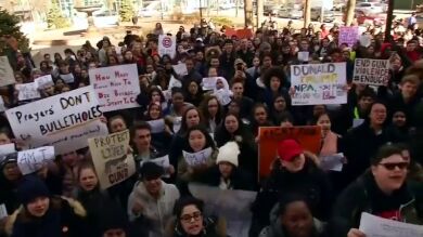 Los estudiantes de EEUU alzan la voz, en manifestaciones y con paros en las escuelas, reclamando un mayor control en la venta de armas