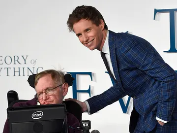 Eddie Redmayne junto a Stephen Hawking en la presentación de 'La teoría del todo' Eddie Redmayne junto a Stephen Hawking en la presentación de 'La teoría del todo'