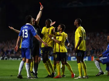 Ballack protesta ante Ovrebo Ballack protesta ante Ovrebo