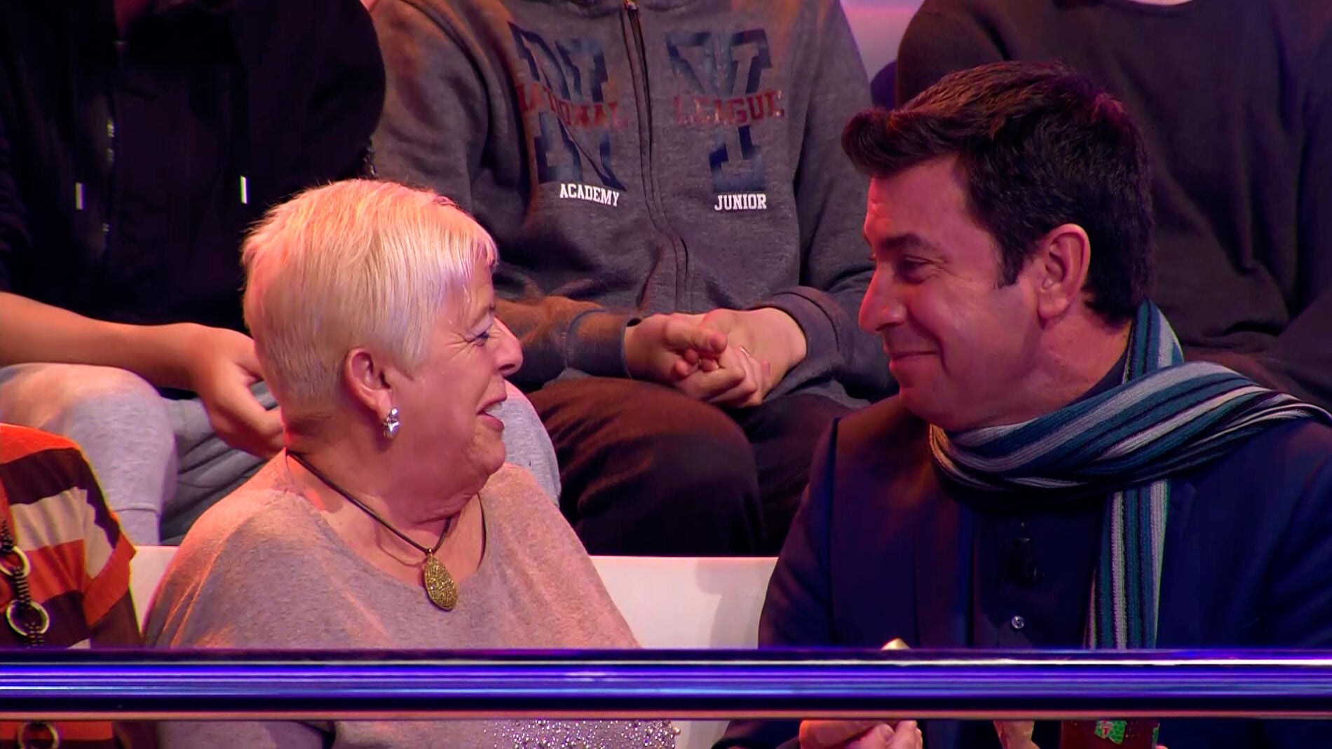 Una se&ntilde;ora del p&uacute;blico deja a Arturo Valls sin excusas para que cante en '&iexcl;Ahora Caigo!' 