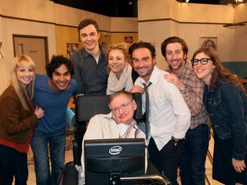 Stephen Hawking con los actores de 'The Big Bang Theory'