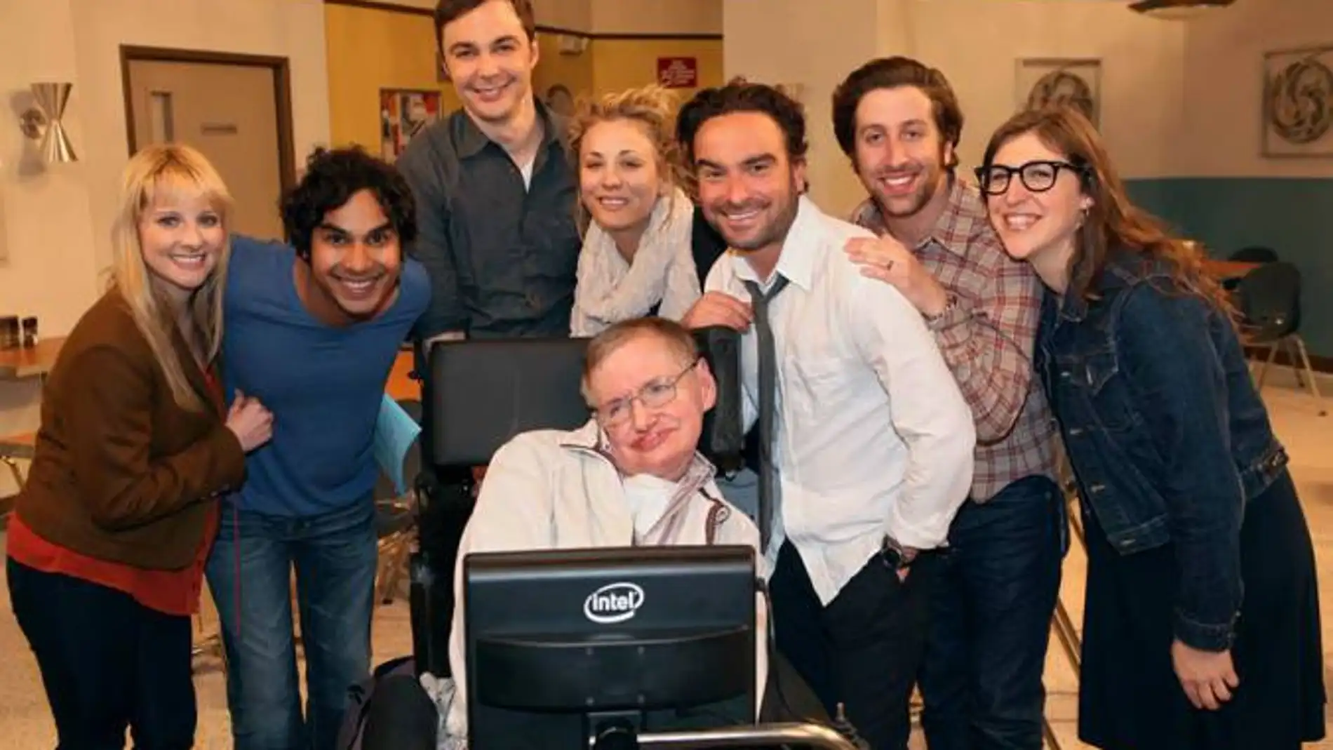 Stephen Hawking con los actores de 'The Big Bang Theory'