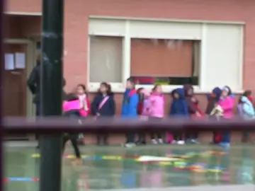 Imagen de archivo de menores en el patio de un colegio Imagen de archivo de menores en el patio de un colegio