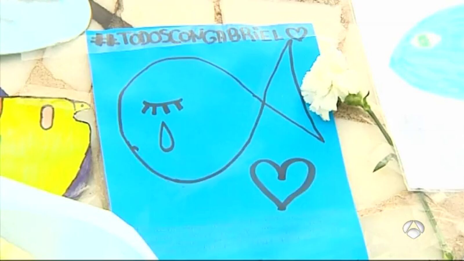 Los vecinos de Almería, conmocionados, llenan la estatua de La Ballena con imágenes de Gabriel Cruz