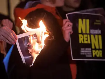 Queman fotos del Rey en Girona Queman fotos del Rey en Girona